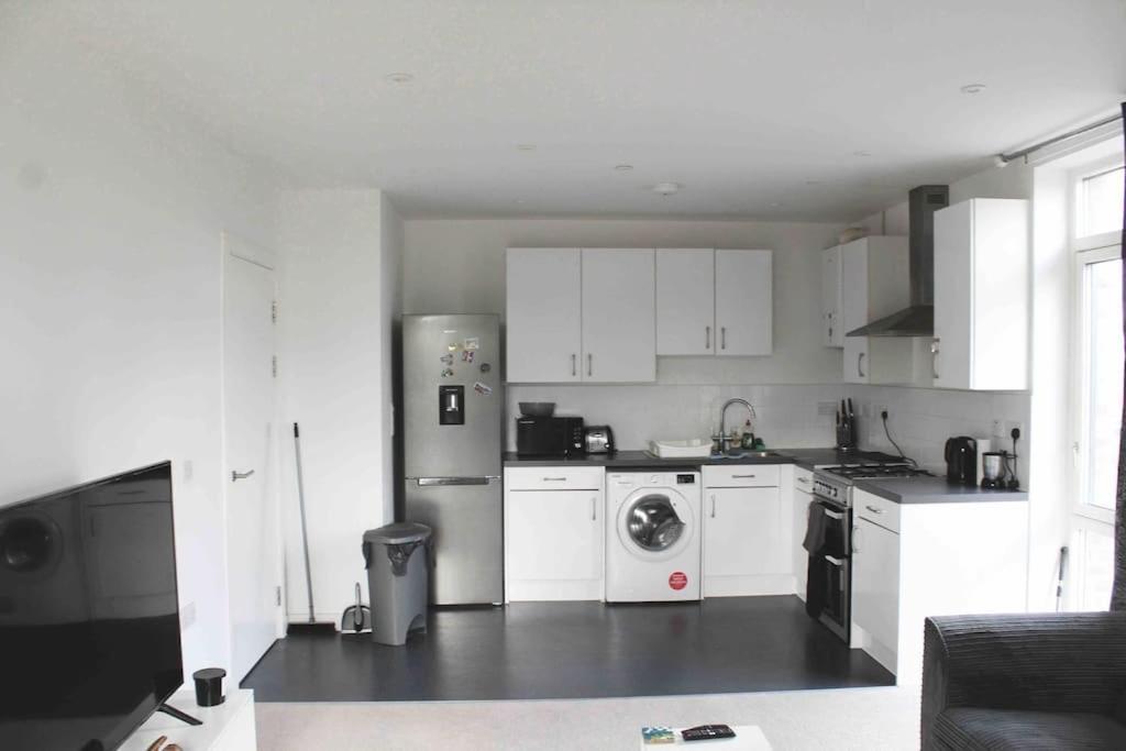 Lovely One Bedroom With Balcony Londra